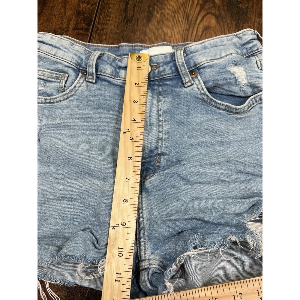 H&M Denim Womens Sz 6 Distressed 90s Boyfriend Jean Shorts Low Waist - Picture 7 of 9